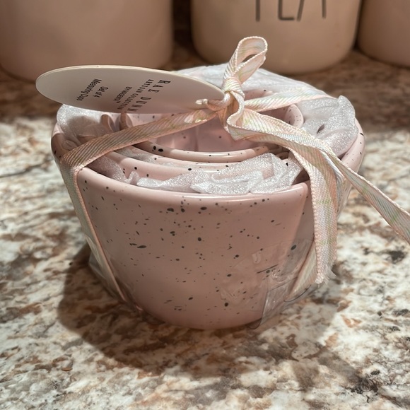 Rae Dunn Pink Speckled Measuring Cups - Picture 4 of 4